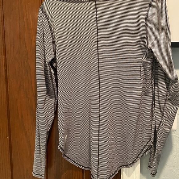 Worn once Lululemon top - Picture 2 of 3